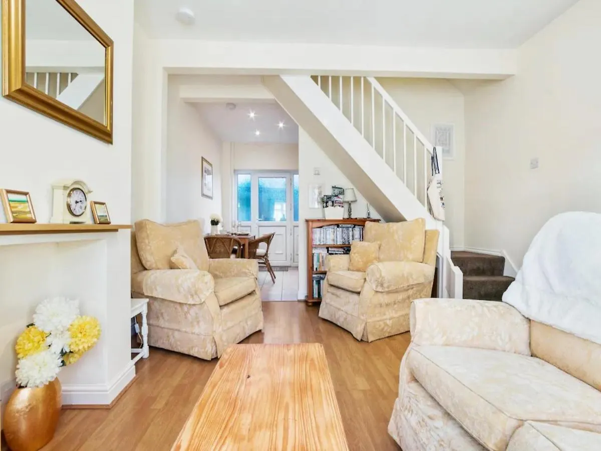Pass The Keys Wonderfully Cosy Family Home يورك