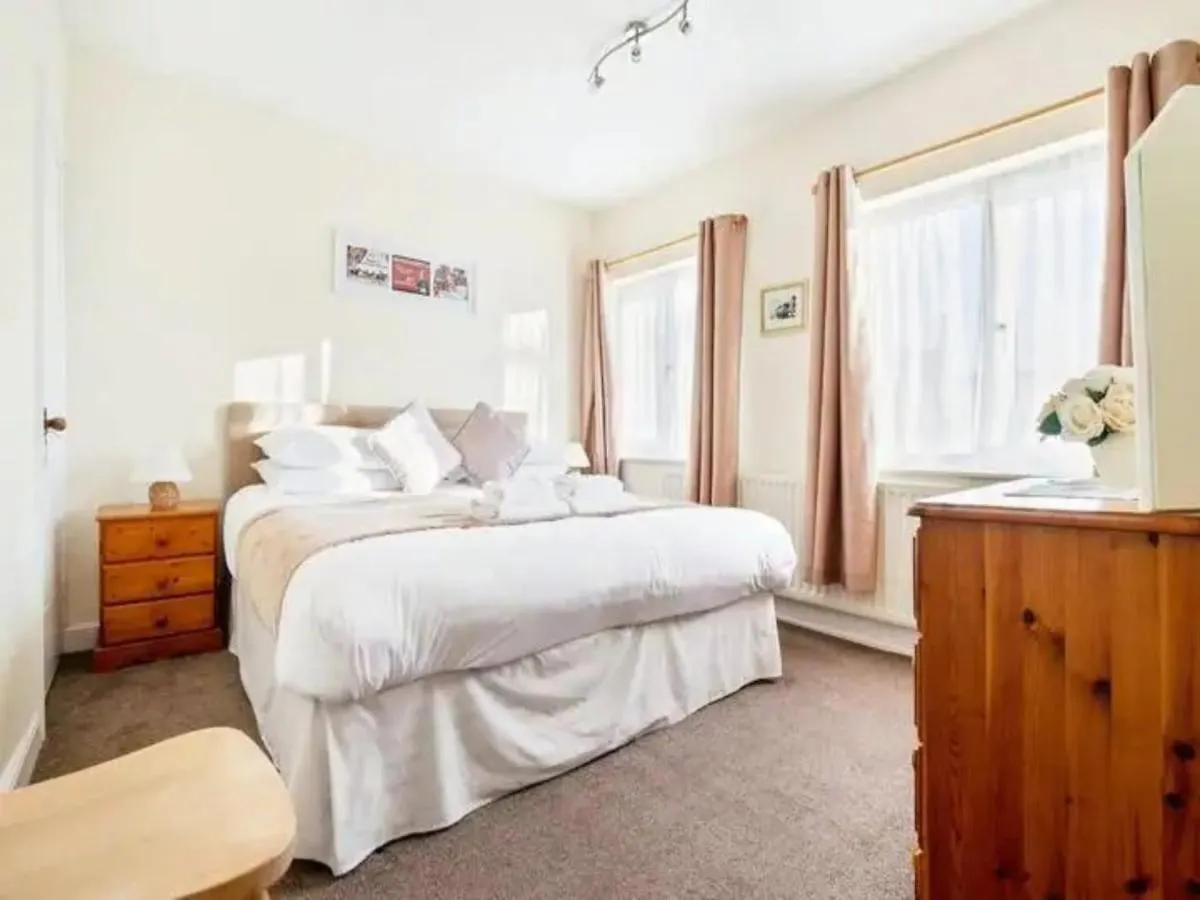 Pass The Keys Wonderfully Cosy Family Home يورك