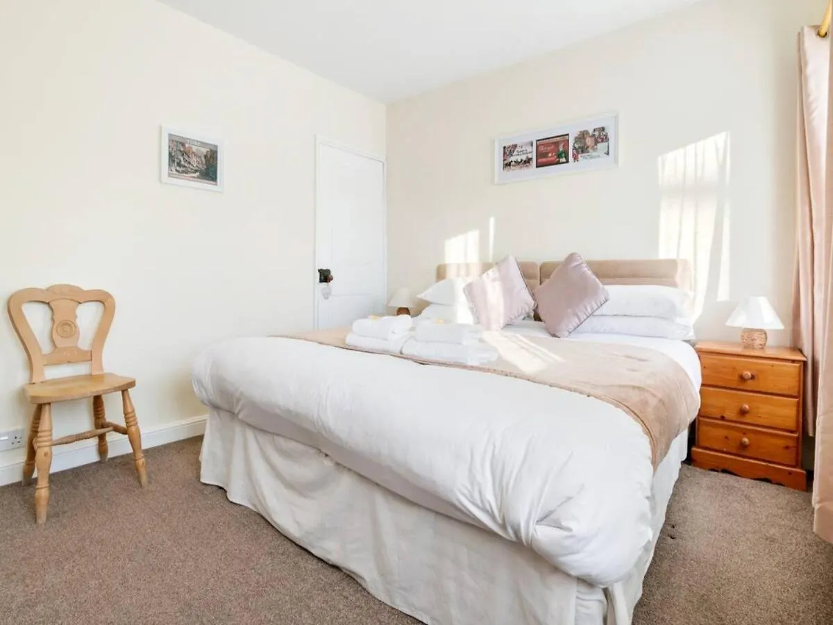 Pass The Keys Wonderfully Cosy Family Home يورك بيت للعطل